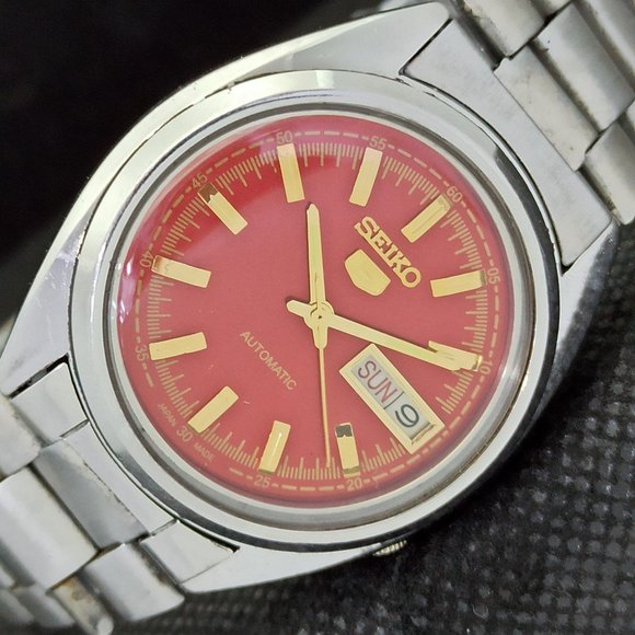 Vintage 1973 Seiko 5 Automatic Mens Silver Watch W/DayDate & Gold Accents - Picture 2 of 8